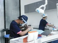 Врач стоматолог ортопед проводит примерку коронок пациенту из Кызыла