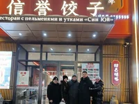 Пациенты медицинского центра Жуйкан из Кызыла перед ужином в ресторане